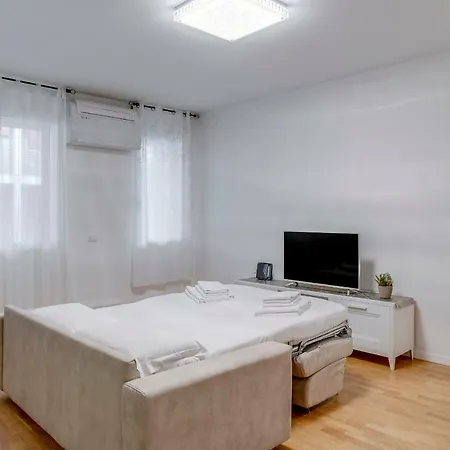 Nuovissimo E Luminoso Bilocale Zona Precotto Apartament