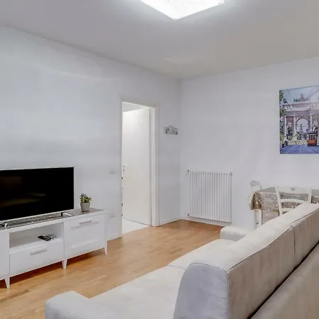 Nuovissimo E Luminoso Bilocale Zona Precotto Mediolan