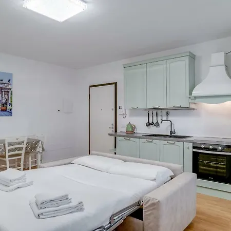 Nuovissimo E Luminoso Bilocale Zona Precotto Apartament